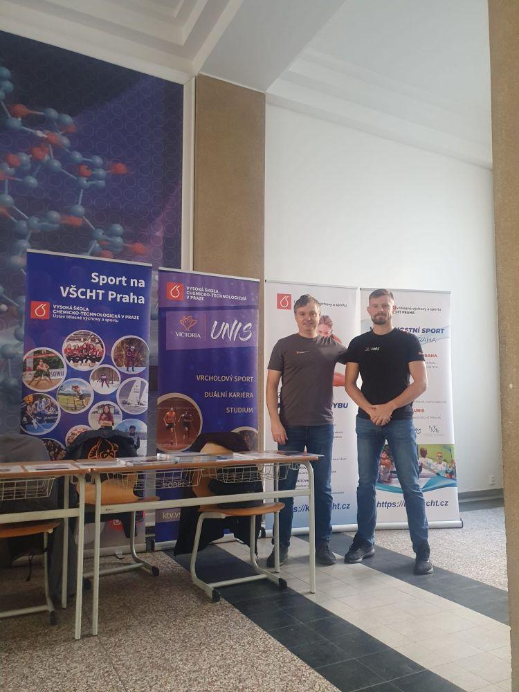 Studenti středních škol a gymnázií na VŠCHT Praha